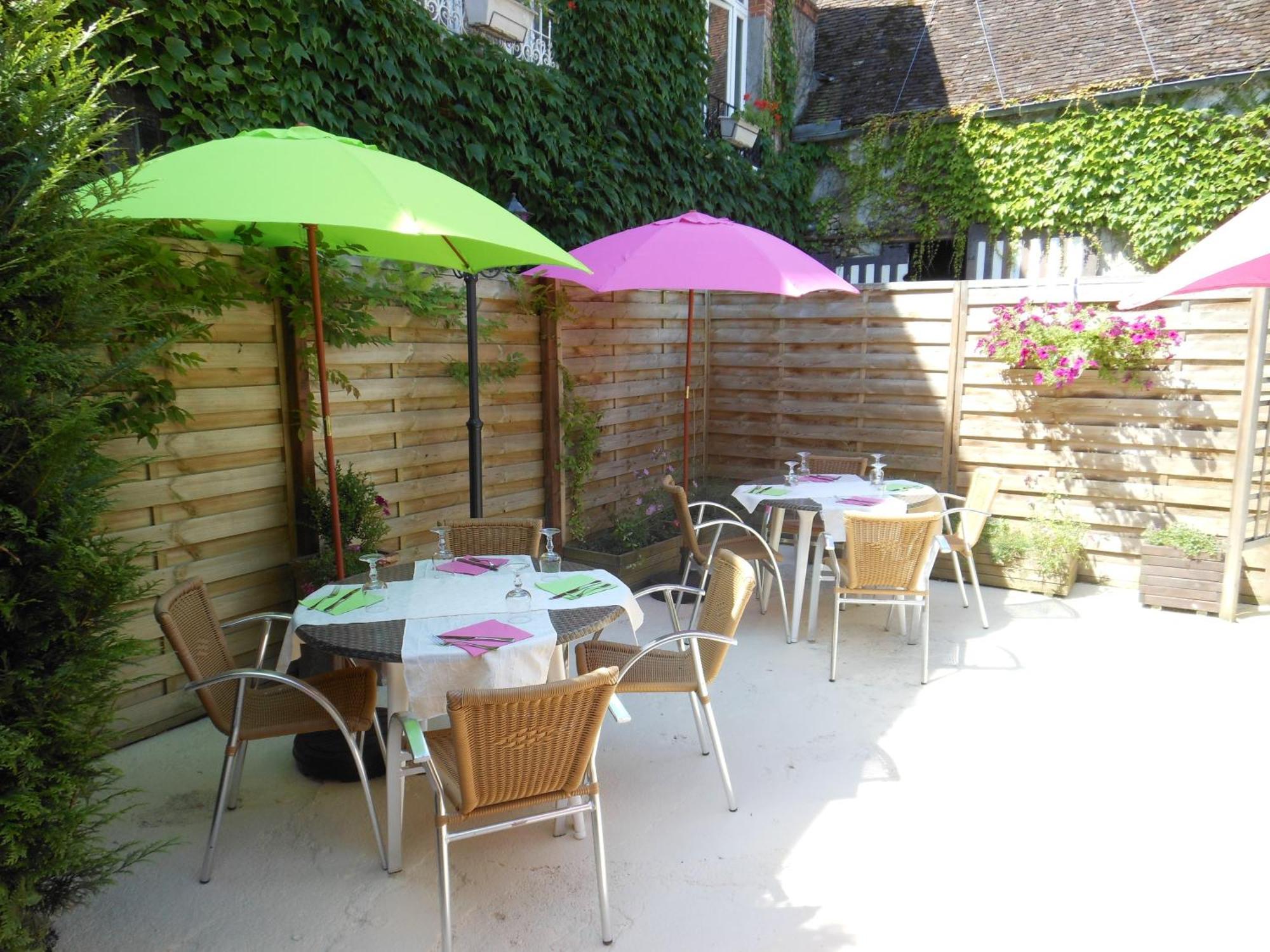Logis - Hotel Restaurant L'Ecu De France Malesherbes Exterior photo