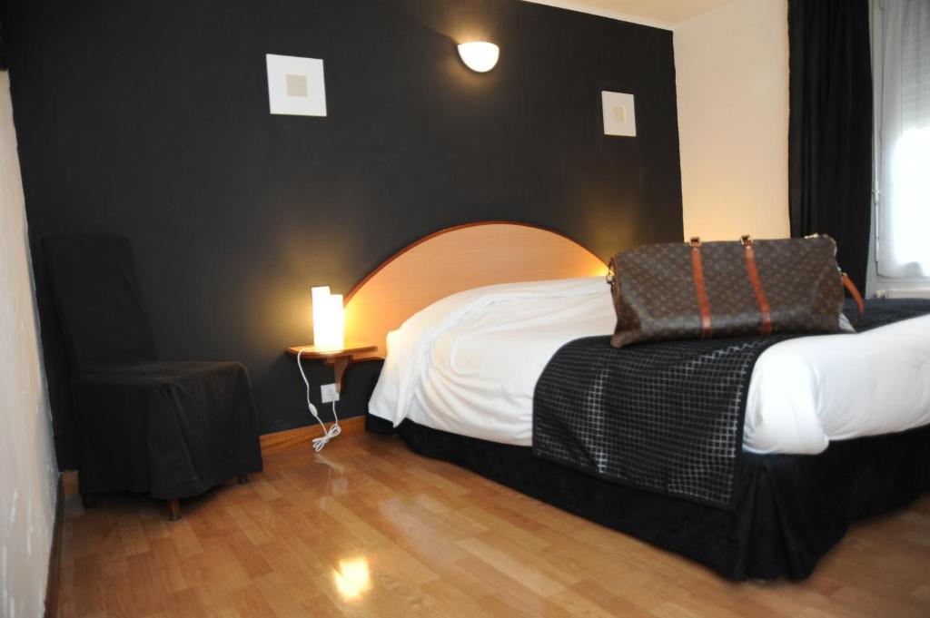 Logis - Hotel Restaurant L'Ecu De France Malesherbes Room photo