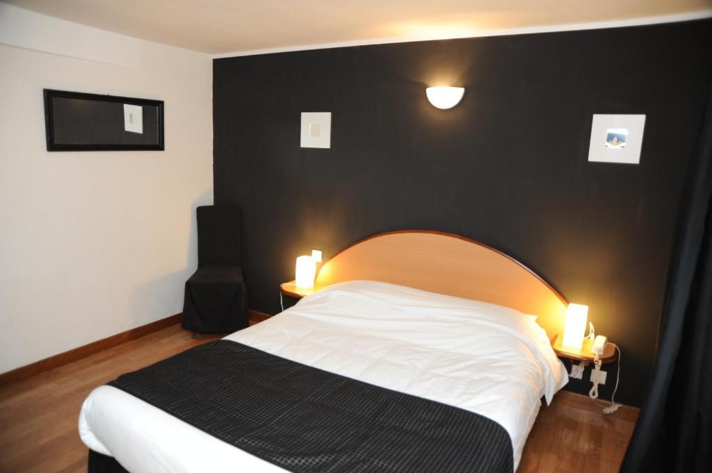 Logis - Hotel Restaurant L'Ecu De France Malesherbes Room photo